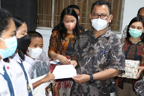 bupati_toba_bangga_3_siswa_smpn_1_siantar_narumonda_toba_raih_prestasi_internasional