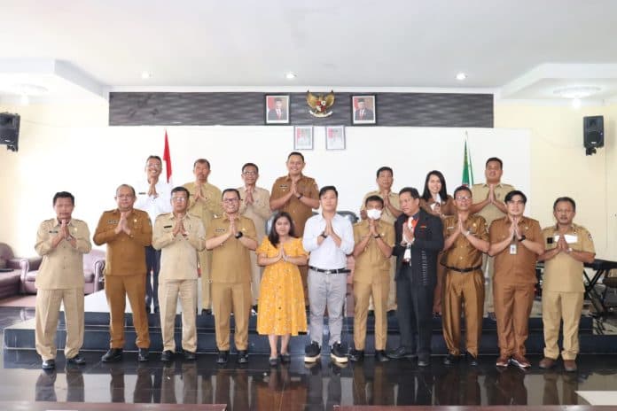 bupati_toba_berangkatkan_peserta_pesparawi_tingkat_nasional