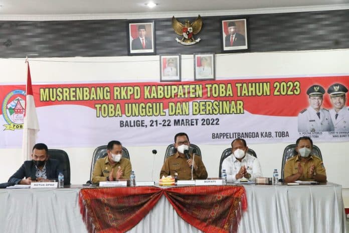 bupati_toba_dorong_peningkatan_dan_pemerataan_infrastruktur