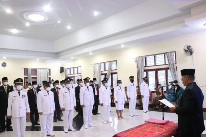 bupati_toba_lantik_pimpinan_tinggi_pratama_administrator_dan_jabatan_fungsional