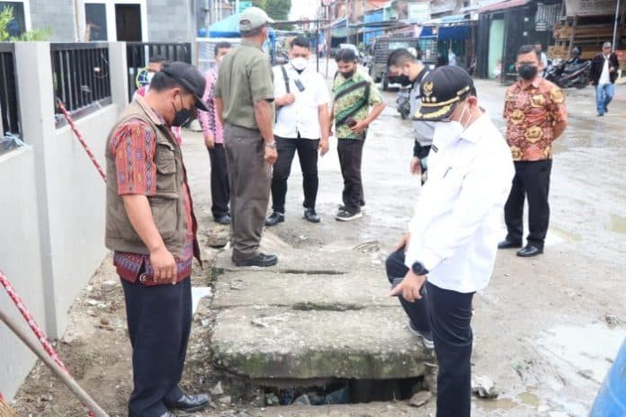 bupati_toba_lingkungan_bersih_adalah_gambaran_wajah_masyarakat_setempat
