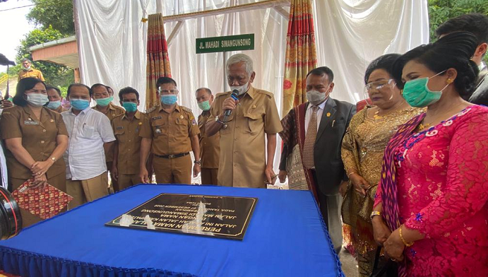 bupati_toba_resmikan_jalan_di_desa_siantar_utara