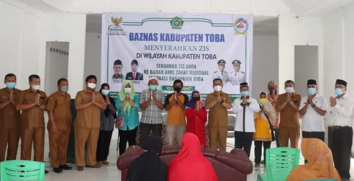 bupati_toba_salurkan_bantuan_baznas_bagi_40_warga_tak_mampu