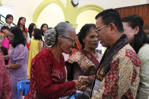bupati_toba_sampaikan_capaian_pembangunan_di_hadapan_jemaat_gereja