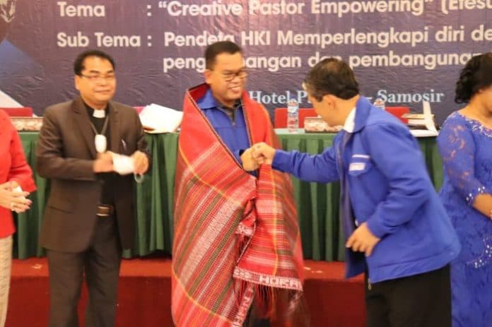 bupati_toba_soroti_kondisi_keimanan_dan_sosial_jemaat_gereja