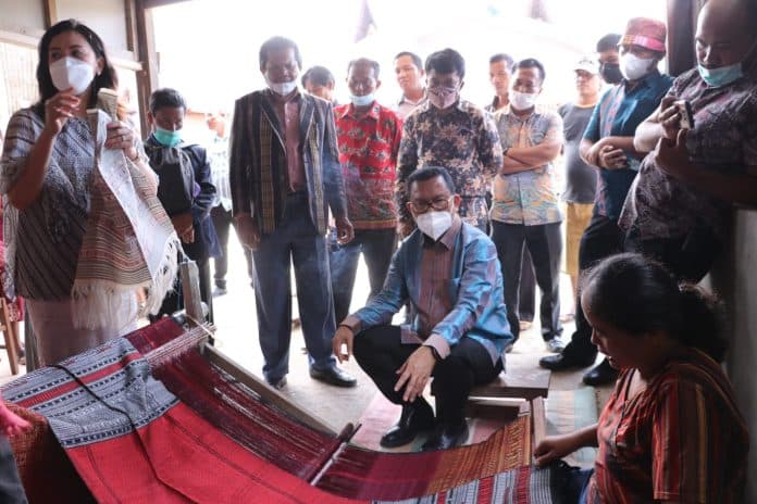 bupati_toba_tinjau_perajin_tenun_ulos_di_silaen