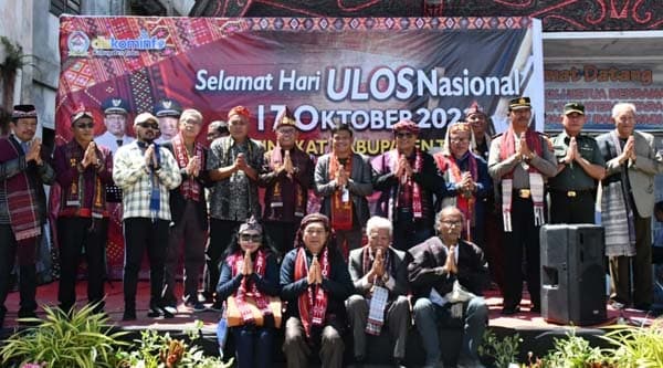 bupati_toba_ulos_batak_alat_pemersatu_dalam_keberagaman_agama