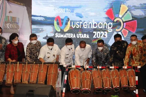 bupati_toba_usulkan_perbaikan_infrastruktur_jalan_ke_gubernur_sumut