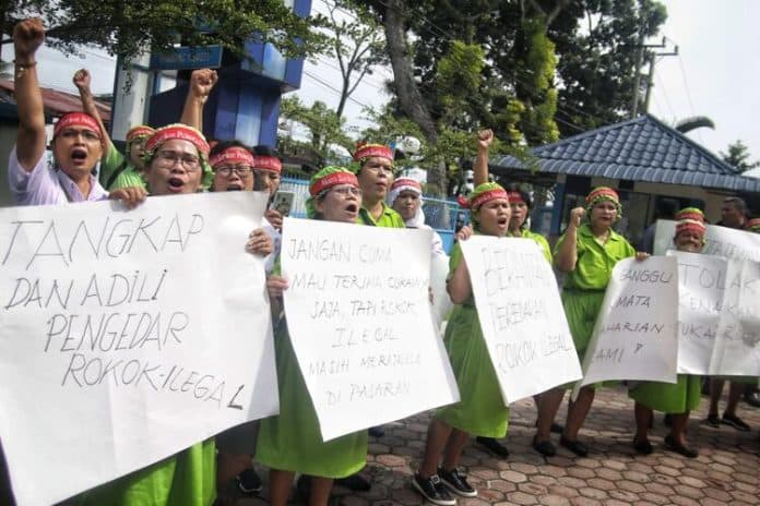 buruh_desak_pelaku_peredaran_rokok_ilegal_disanksi_penjara