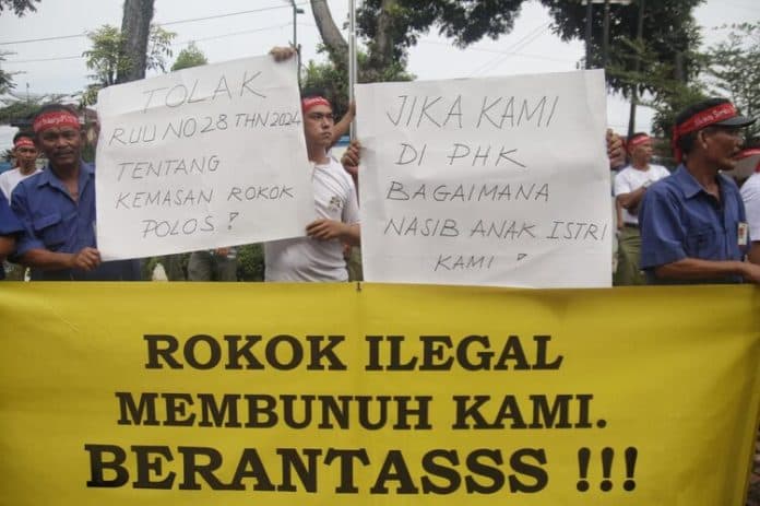 buruh_pt_sttc_tolak_kemasan_rokok_polos_kami_bisa_kehilangan_pekerjaan