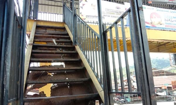 buruknya_kondisi_jembatan_penyeberangan_dua_instansi_di_sibolga_buang_badan