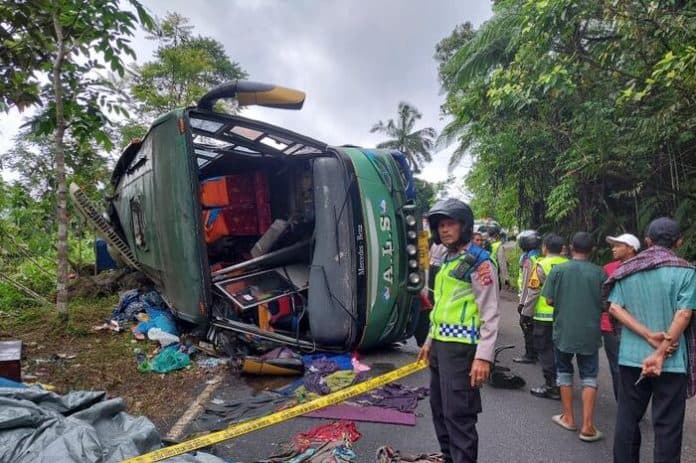bus_als_terbalik_satu_orang_tewas_dan_46_lainnya_luka_luka