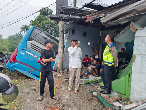 bus_damri_seruduk_2_bengkel_dan_rumah_di_tanjung_morawa