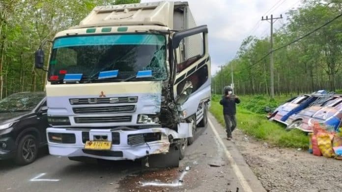 bus_dan_truk_tabrakan_rombongan_asal_tanah_jawa_gagal_melayat_ke_dolok_masihul
