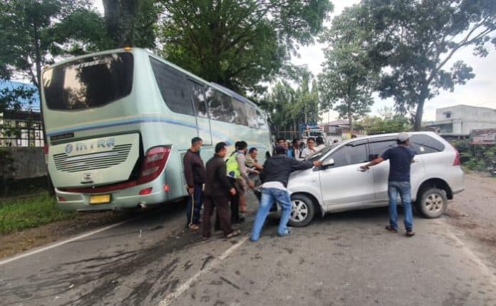 bus_intra_kontra_avanza_di_jalinsum_siantar_5_korban_dilarikan_ke_rumah_sakit
