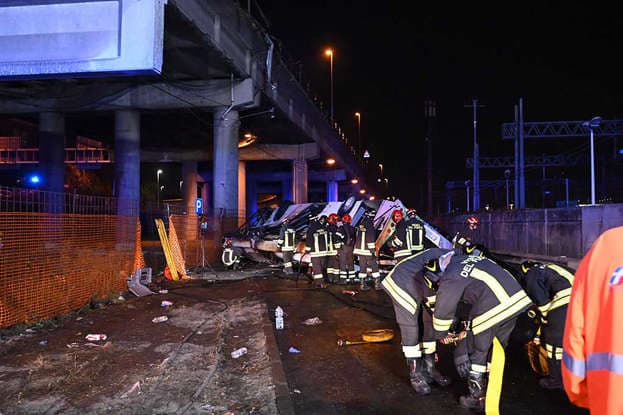 bus_jatuh_dari_jembatan_venesia_dan_terbakar_21_penumpang_tewas