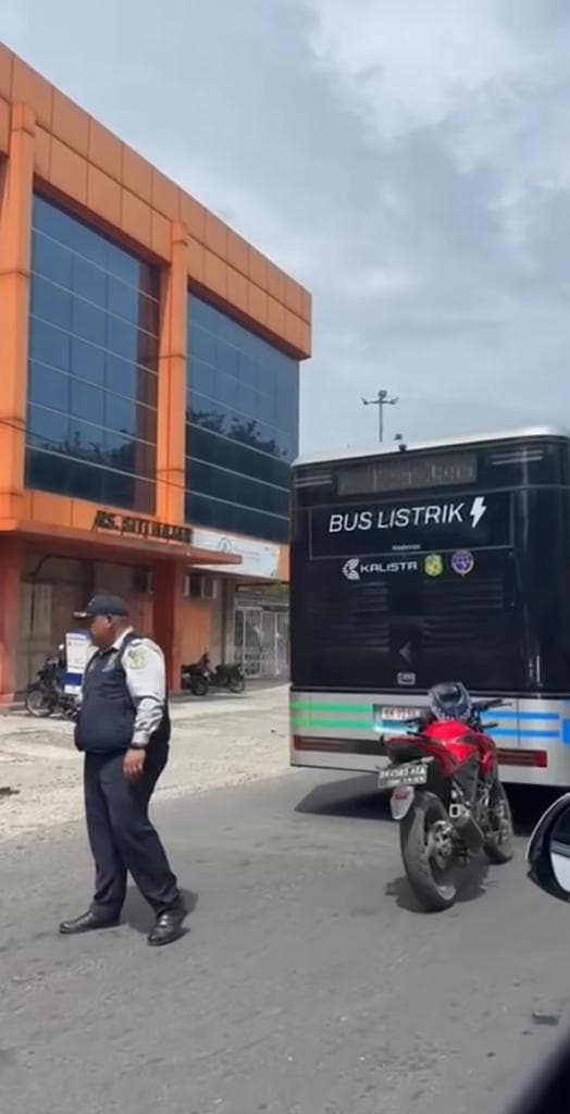 bus_listrik_berhenti_di_jalan_kadishub_bukan_mogok