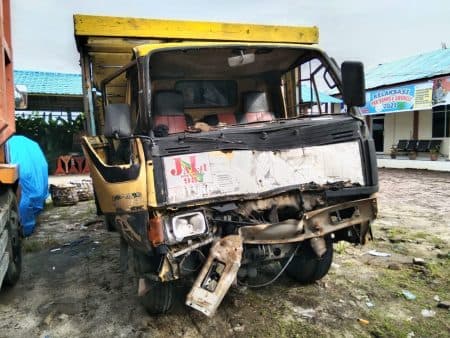 bus_medan_jaya_tabrakan_dengan_truk_di_jalinsum_batu_bara_sopir_terjepit