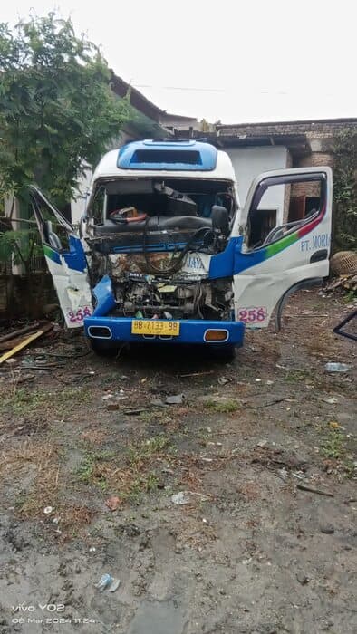 bus_moria_tabrak_truk_parkir_di_taput_14_orang_dilarikan_ke_rs_dan_puskesmas