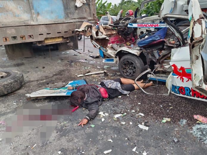 bus_parisma_seruduk_truk_berhenti_di_deli_serdang_2_tewas