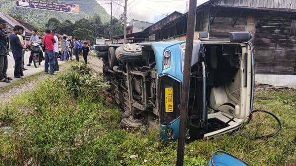 bus_pariwisata_di_toba_terbalik_timpa_pejalan_kaki_2_orang_meninggal_dunia