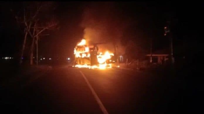 bus_pariwisata_rombongan_siswa_terbakar_setelah_tabrak_sepeda_motor_di_sergai_1_tewas