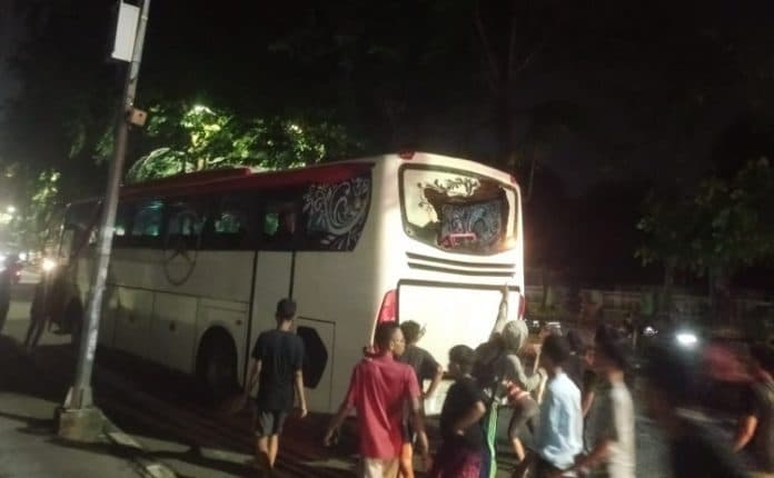 bus_pariwisata_tanpa_penumpang_tabrak_sepeda_motor_di_medan