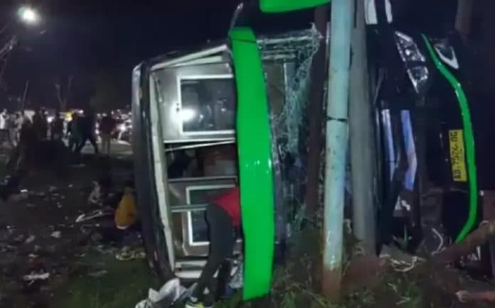 bus_pariwisata_terguling_di_subang_sejumlah_penumpang_terluka_dan_tergeletak