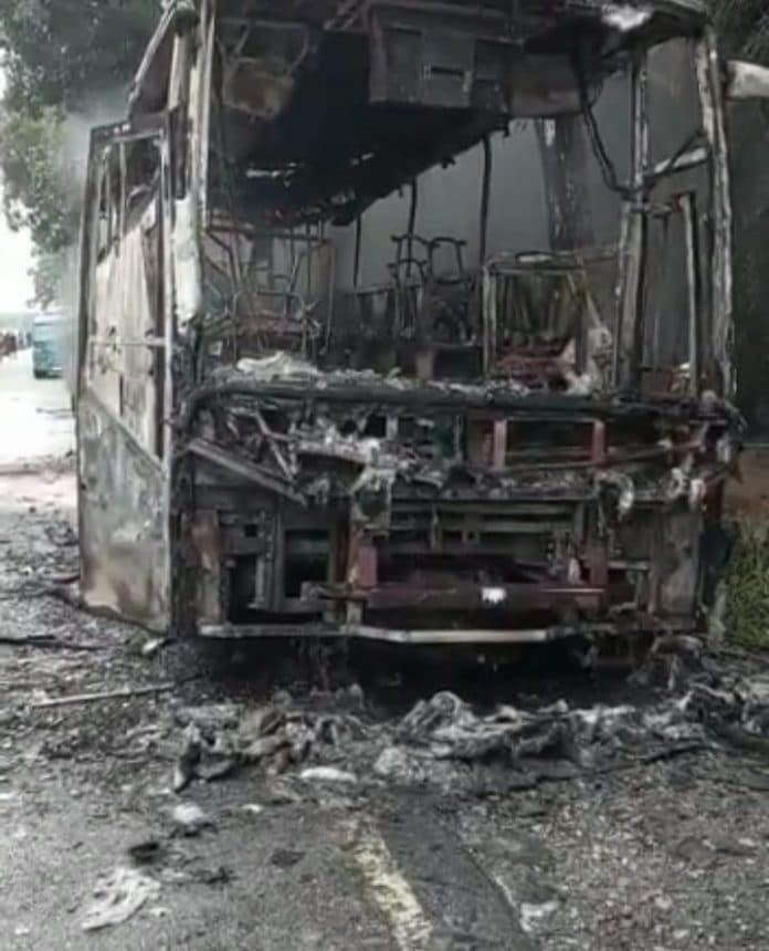 bus_pelita_paradep_ludes_terbakar_di_desa_pabatu_sergei