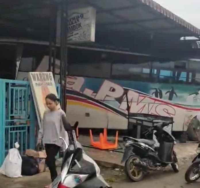 bus_pms_tabrak_mobil_dan_seruduk_rumah_warga_di_jalinsum_asahan