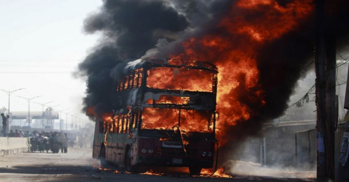 bus_rombongan_anggota_dprd_kabupaten_kuantan_singingi_terbakar_saat_menuju_padang