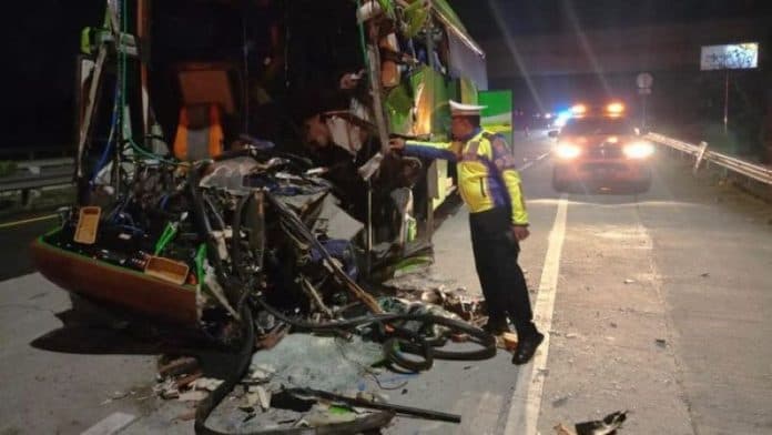 bus_rombongan_siswa_smp_kecelakaan_di_tol_jombang_2_orang_tewas