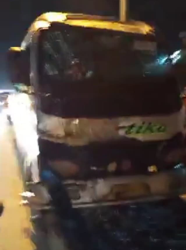 bus_sartika_tabrak_becak_bandrek_dan_motor_di_tanjung_morawa