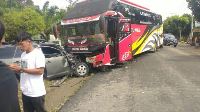 bus_satu_nusa_adu_kambing_dengan_toyota_innova_di_tapsel_satu_luka_luka