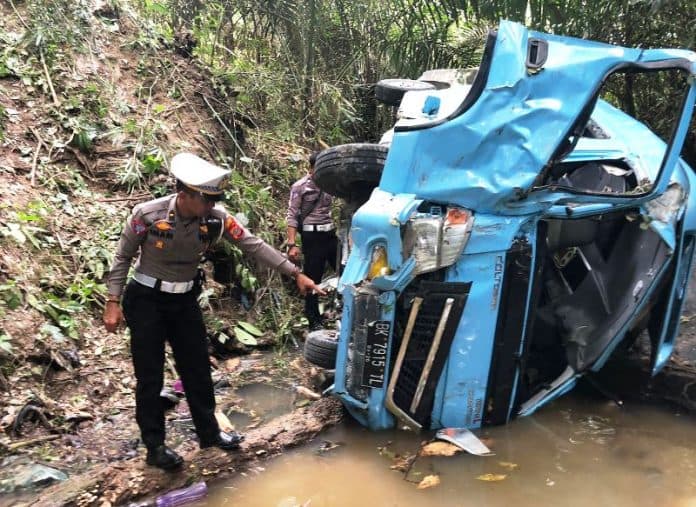 bus_sekolah_masuk_jurang_di_samosir_18_orang_luka