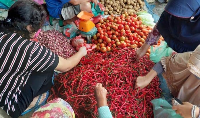 cabai_merah_dan_bawang_merah_di_medan_bertahan_rp40000_per_kg