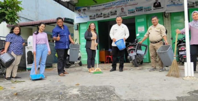 cabdis_pendidikan_siantar_gelar_gotong_royong_di_lingkungan_kantor