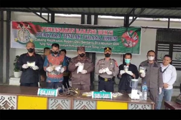 cabjari_deli_serdang_labuhan_deli_musnahkan_barang_bukti_hasil_kejahatan