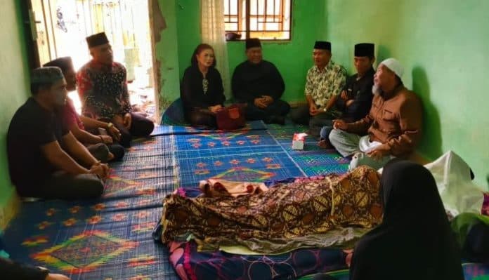 cabup_dairi_ekab_bersama_tim_pemenangan_melayat_ke_rumah_duka_sahnan_maha