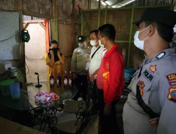 cafe_di_sergai_digerebek_7_botol_anggur_merah_diamankan