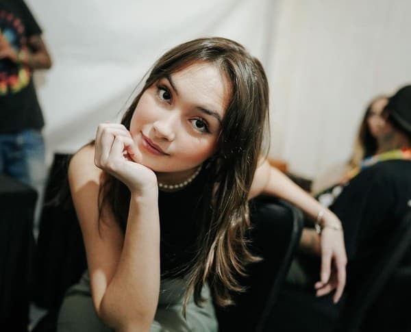 caitlin_halderman_jadi_milea_di_ancika_1995