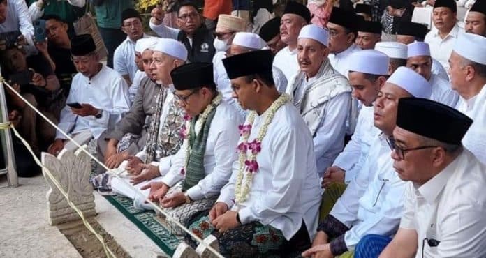 cak_imin_akui_perdana_ziarah_ke_makam_sunan_ampel_bersama_anies
