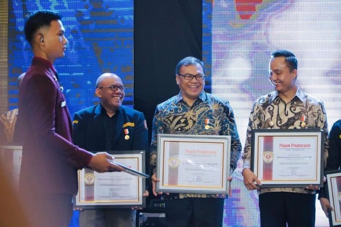 calon_bupati_deli_serdang_asriludin_tambunan_terima_penghargaan_satyalancana_aditya_karya_mahatva_yodha