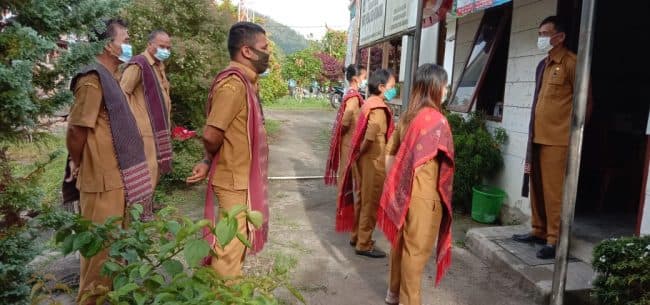 camat_ajak_warga_toba_jaga_kelestarian_ulos_sebagai_warisan_dalam_budaya_batak