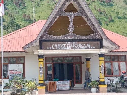 camat_bakti_raja_minta_doa_untuk_korban_meninggal_akibat_banjir_bandang_humbahas