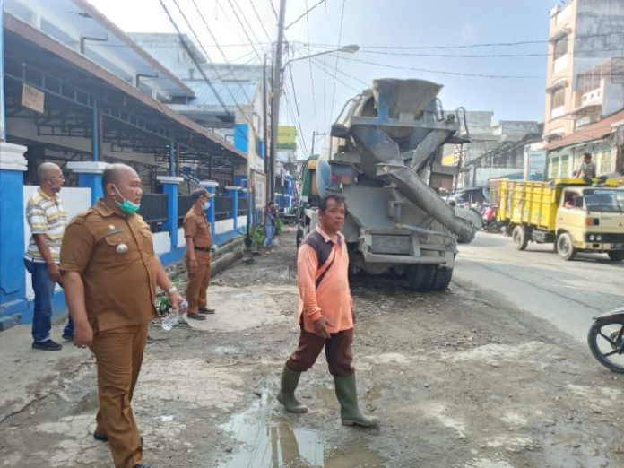 camat_galang_awasi_pengecoran_rabat_beton_di_pusat_pasar