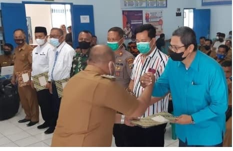 camat_galang_serahkan_50_penghargaan_pendukung_gbgm