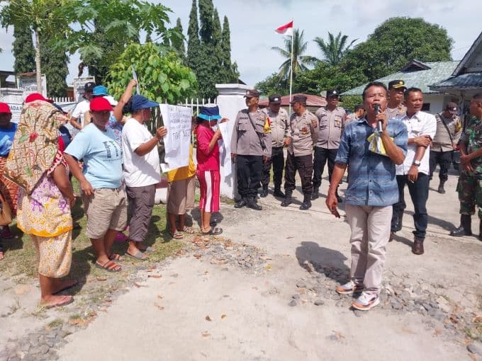 camat_huta_bayu_raja_panggil_pangulu_terkait_unjuk_rasa_warga_mariah_hombang