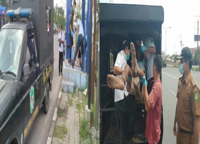 camat_medan_amplas_evakuasi_pria_uzur_yang_terlantar_di_halte_jalan_sisingamangaraja