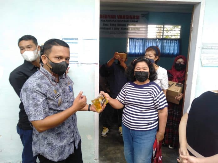 camat_siantar_barat_beri_minyak_goreng_gratis_kepada_warga_yang_mau_divaksin
